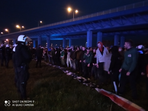 Kibice przed Stadionem Wrocław. W stronę policjantów poleciały race [AKTUALIZACJA] - 4