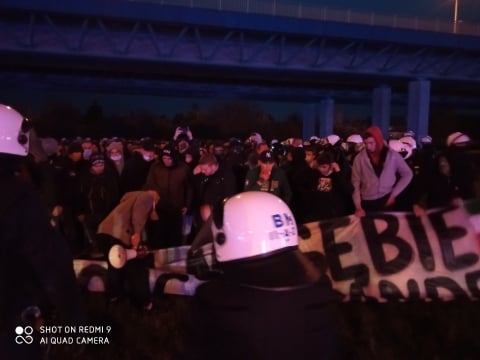 Kibice przed Stadionem Wrocław. W stronę policjantów poleciały race [AKTUALIZACJA] - 5