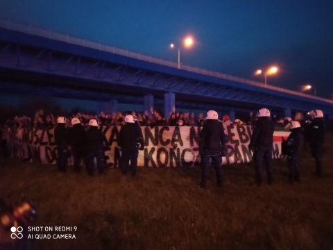 Kibice przed Stadionem Wrocław. W stronę policjantów poleciały race [AKTUALIZACJA] - 6