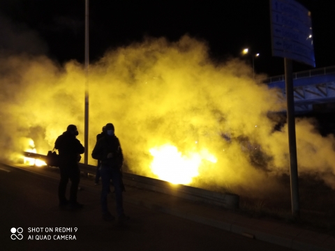 Kibice przed Stadionem Wrocław. W stronę policjantów poleciały race [AKTUALIZACJA] - 7