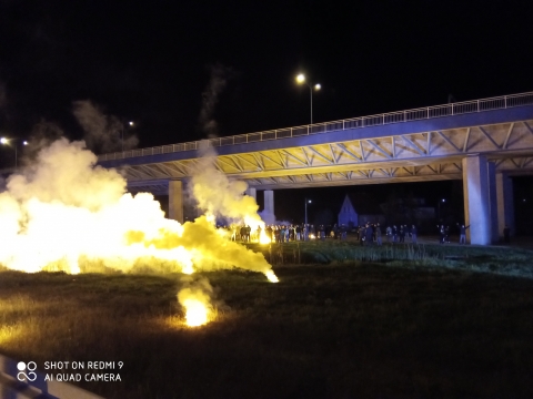 Kibice przed Stadionem Wrocław. W stronę policjantów poleciały race [AKTUALIZACJA] - 8