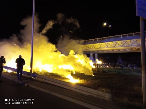Kibice przed Stadionem Wrocław. W stronę policjantów poleciały race [AKTUALIZACJA] - 9