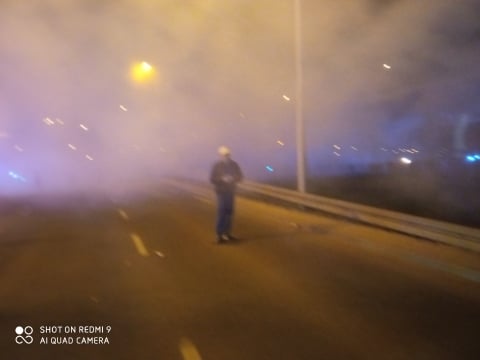 Kibice przed Stadionem Wrocław. W stronę policjantów poleciały race [AKTUALIZACJA] - 10