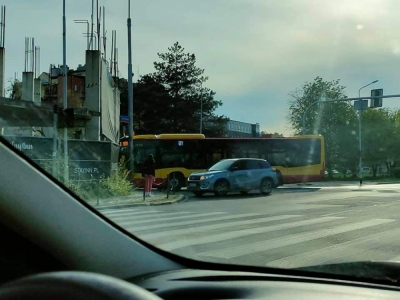 Wrocław: Autobus MPK wjechał w ogrodzenie budowy