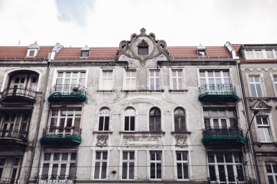 W połowie historyzm, w połowie modernizm. Ulica Piastowska [FOTOSPACER]