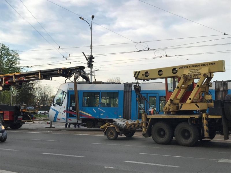 Tramwaj wypadł z szyn. Utrudnienia w centrum miasta - fot. Anna Fluder