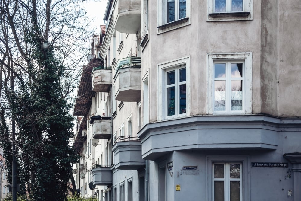 Modernizm lat 30. zatopiony w zieleni. Ulica Ignacego Daszyńskiego [FOTOSPACER]