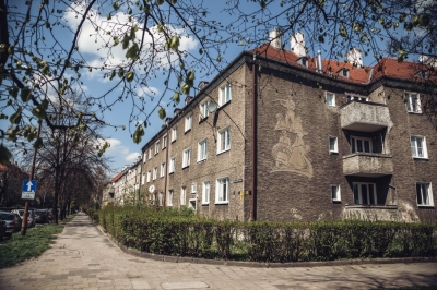 Modernizm lat 30. zatopiony w zieleni. Ulica Ignacego Daszyńskiego [FOTOSPACER]