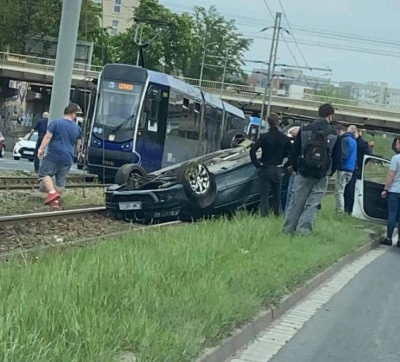 Wrocław: Wypadek na ulicy Legnickiej. Auto dachowało na torowisku