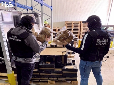 Funkcjonariusze KAS przejęli 300 kg nielegalnego tytoniu w przesyłkach kurierskich