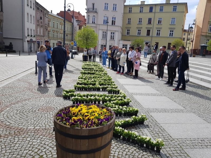Dzień Polskiej Niezapominajki. W Wałbrzychu "#NIEZAPOMINAJMY" na cześć ofiar koronawirusa - fot. B. Szarafin