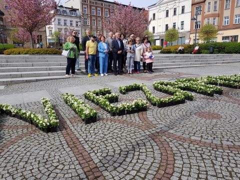 Dzień Polskiej Niezapominajki. W Wałbrzychu "#NIEZAPOMINAJMY" na cześć ofiar koronawirusa - 3