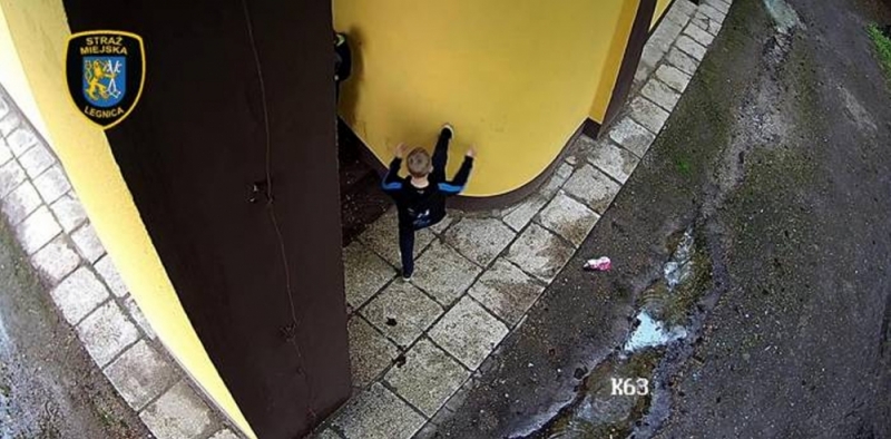 Legnica: Kubeł i szczotka zamiast... mandatu - Fot. Monitoring SM Legnica