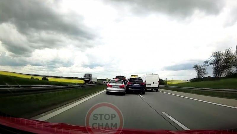 Brak trzeciego pasa na A4? Dla kierowcy BMW to nie problem [FILM] - fot. Stop Cham 