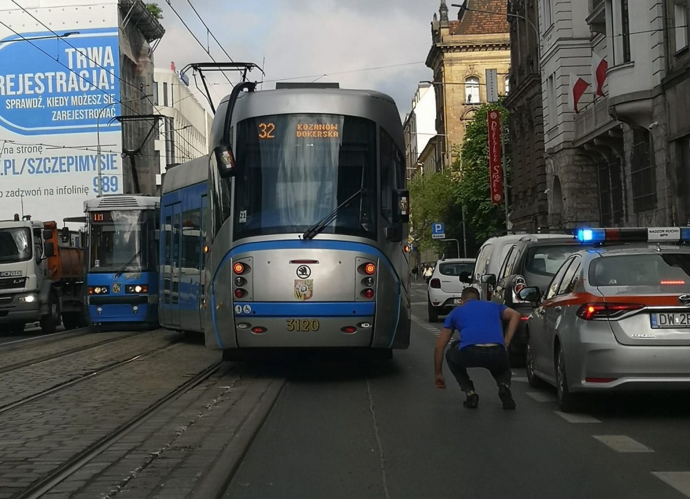 Nie jeden a dwa wykolejone tramwaje na Piłsudskiego [ZDJĘCIA] - fot. KU