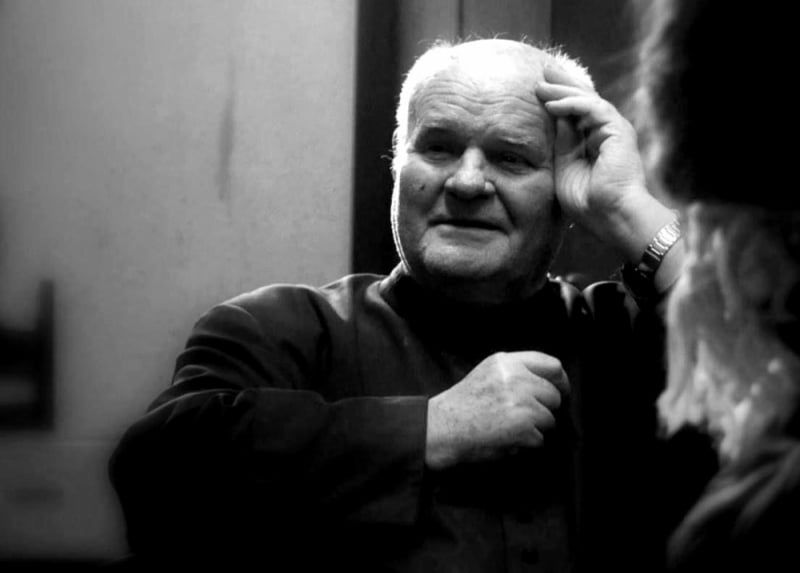 Premier: ks. Stanisław Orzechowski już za życia był legendą - nigdy nie odmawiał pomocy - zdj. kadr z filmu "Orzech" Magdaleny Piejko