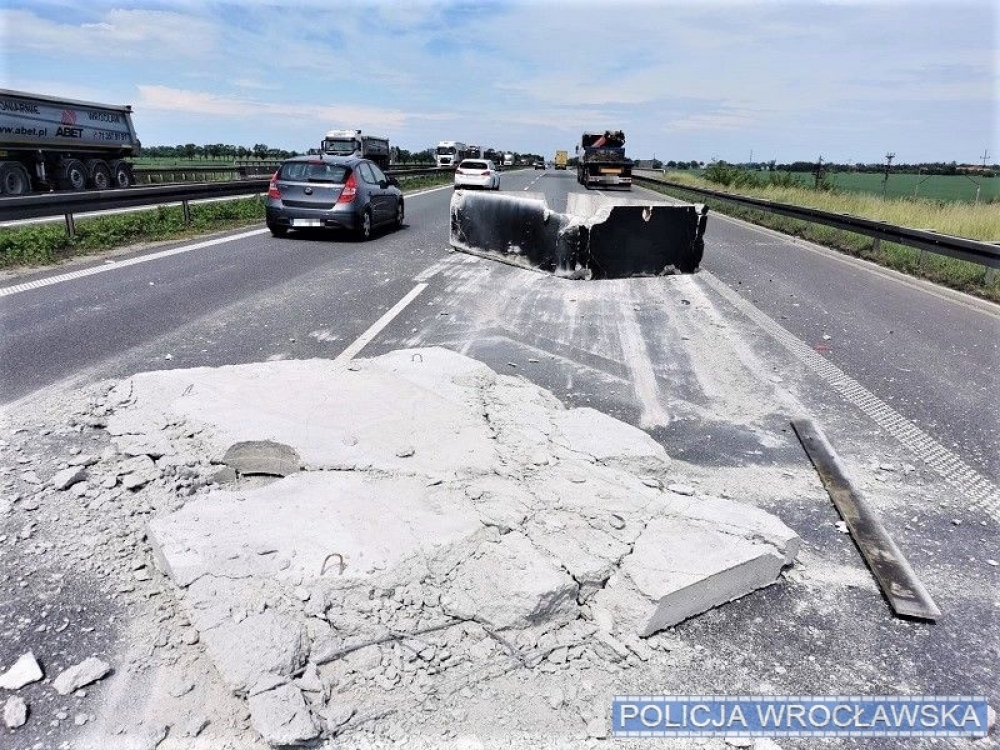Z ciężarówki zsunęło się szambo. Korek na A4 miał 5-kilometrów - fot. Komenda Miejska Policji we Wrocławiu