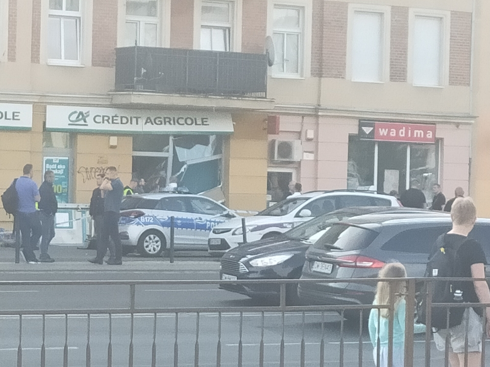 Nieznani sprawcy próbowali wysadzić bankomat przy Żmigrodzkiej - fot. Słuchacz
