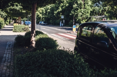 Sypią się mandaty. Kierowcy nagminnie parkują przy pasach
