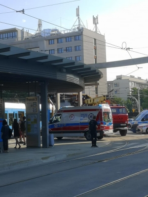 Wykolejony tramwaj na placu Grunwaldzkim [ZDJĘCIA] - 1