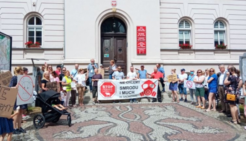 Mieszkańcy Sadkowa znów protestują. Nie chcą fermy na 1000 krów - fot. Beata Makowska