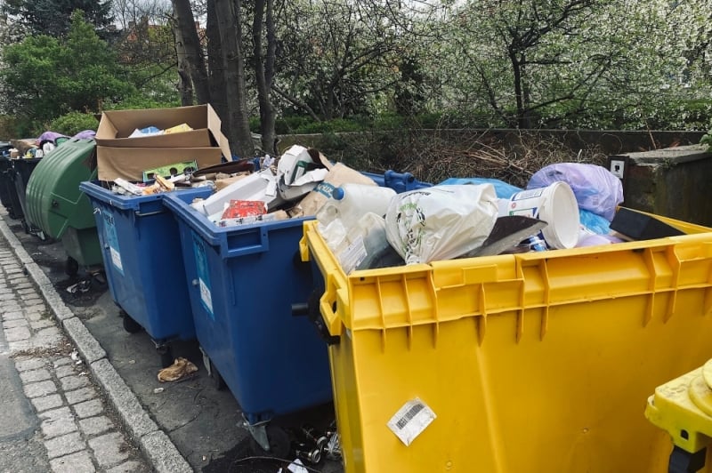 Śmieci leżą, a sprzątać nie ma komu. Konflikt na jednym z osiedli - fot. Patrycja Dzwonkowska