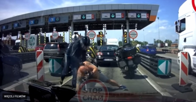 Bójka przed bramkami w Karwianach na A4 [FILM] - fot. Stop Cham 