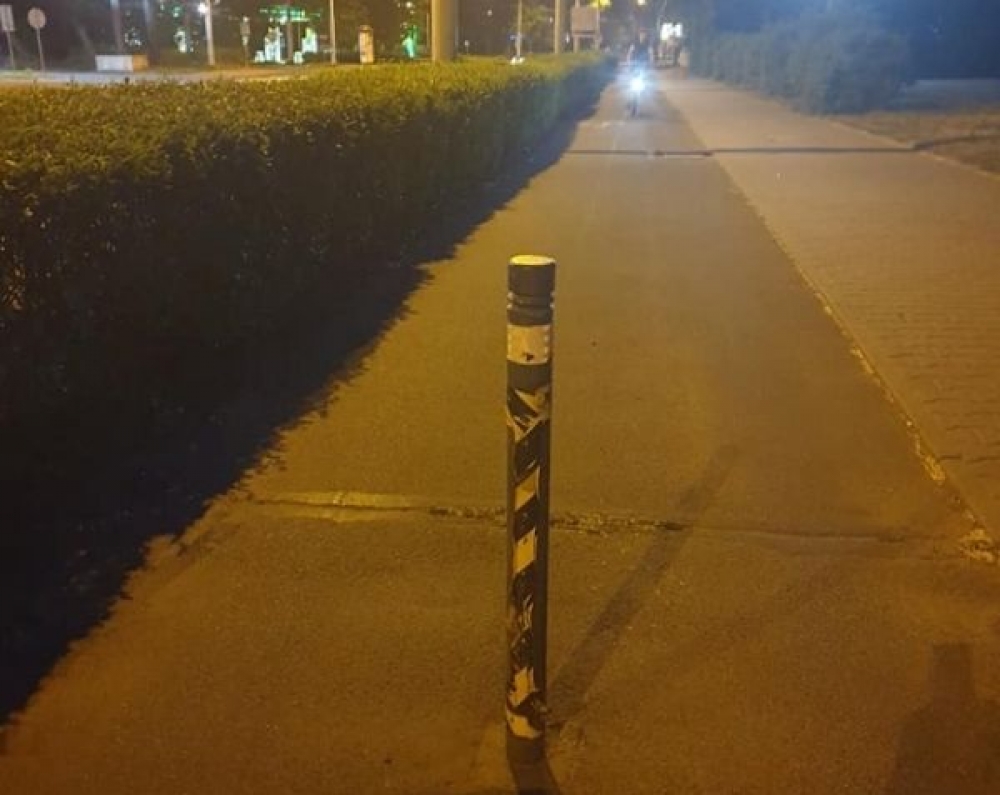 Słupek na środku drogi. Po wypadku wrocławianin domaga się zwrotu kosztów naprawy roweru - fot. Facebook