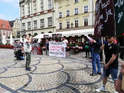 Protest przeciwko miejskiej nagrodzie dla Strajku Kobiet