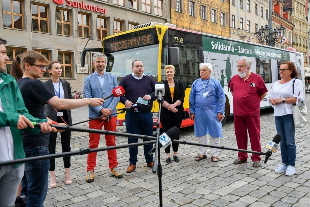 Wrocław: Szczepienia przeciw COVID-19 także w autobusie miejskim - fot. Facebook