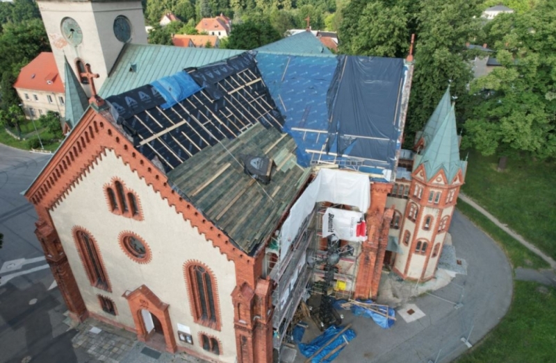Trwa remont najbardziej zniszczonego fragmentu dachu kościoła w Bielawie - fot. pow.dzierzoniow.pl