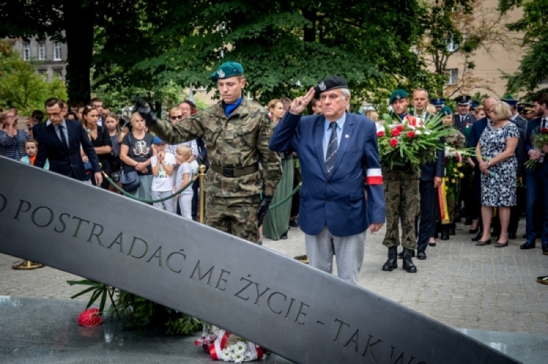 Hołd dla Powstańców Warszawskich w 77. rocznicę wybuchu walk - fot. archiwum radiowroclaw.pl