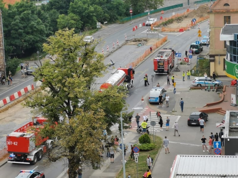 Wyciek gazu przy Dmowskiego. Koparka uszkodziła gazociąg [FOTO] - fot. Marcin Artur Krukowski
