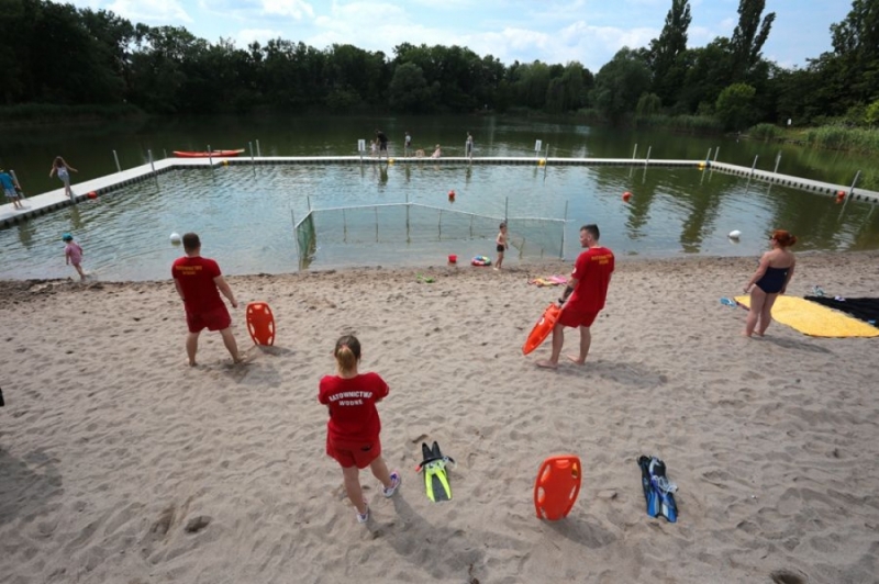 Alkohol i przekleństwa to norma w czasie wypoczynku nad kąpieliskiem przy Harcerskiej - fot. wroclaw.pl