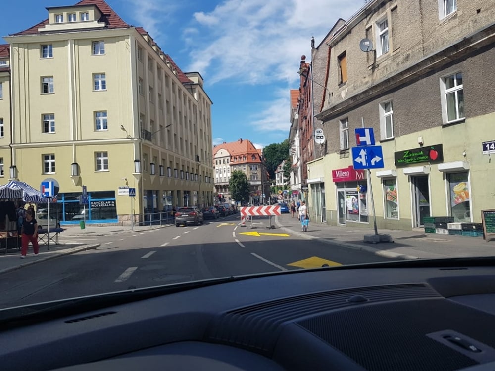 Kierowcy się gubią. Nowa organizacja ruchu w centrum Wałbrzycha - fot. Bartosz Szarafin