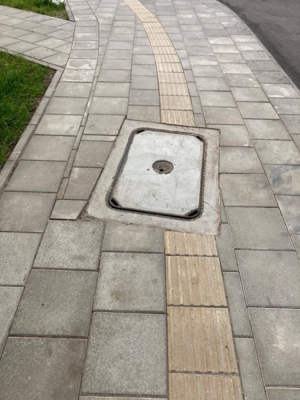 Ile studzienek można zmieścić na ścieżce dla niewidomych? - Fot. PrzystanekDolnyŚląsk