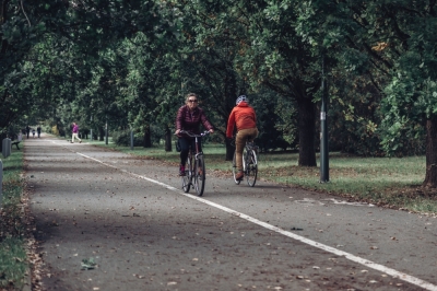 Lato w pełni, na ulicach pojawili się rowerzyści. Nie wszyscy pamiętają jednak o światłach
