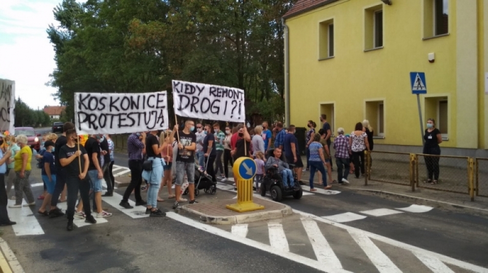 Protest mieszkańców przyniósł rezultat. Wyremontują dojazdówkę do A4 - fot. Andrzej Andrzejewski