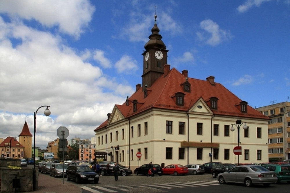 Samorządowa kłótnia o smród w Lubinie może się zakończyć... zmianą granic miasta - lubiński ratusz, fot. Zetem/Wikimedia Commons