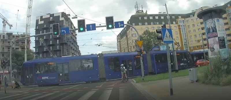 Wrocław: Duży może więcej? Tramwaj wjeżdża na skrzyżowanie, kierowcy czekają - kadr z nagrania wideo