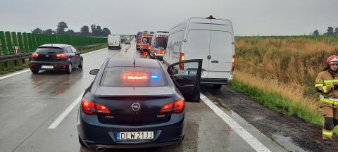 Wypadek na A4. Dachował samochód osobowy - 1