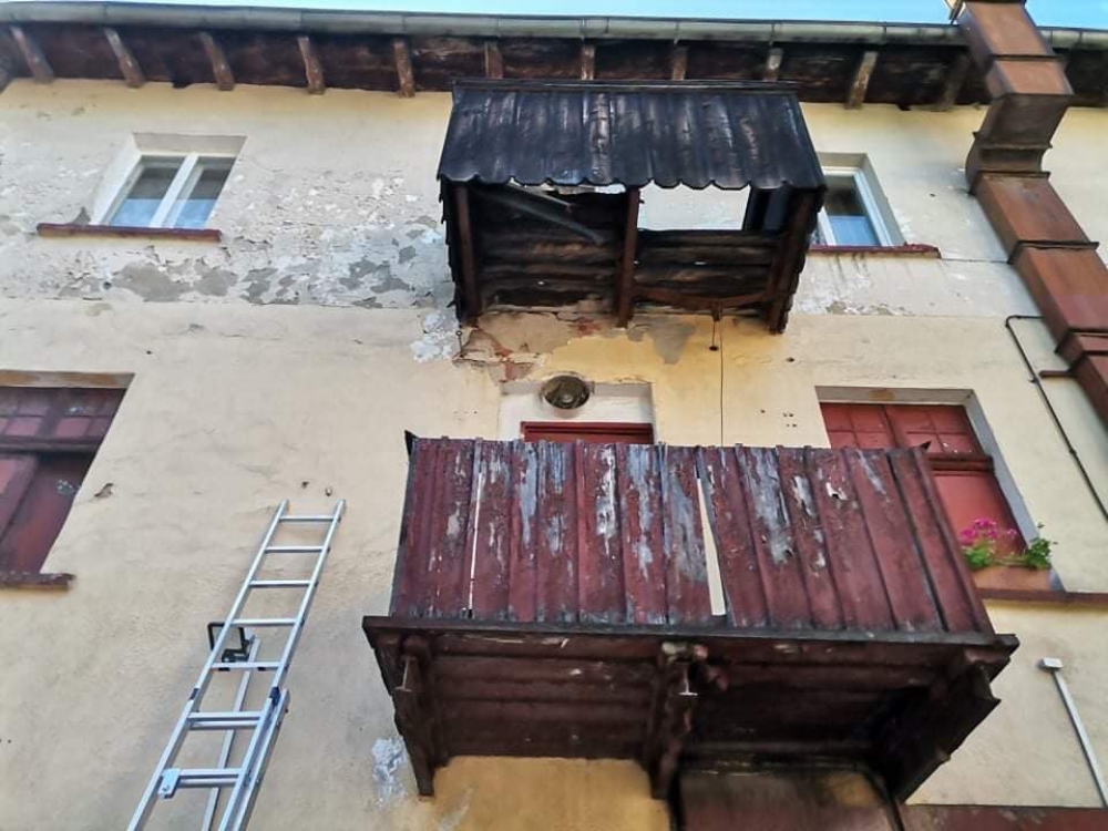W Szklarskiej Porębie zarwał się balkon. Mieszkanka miała sporo szczęścia - fot. OSP KSRG Szklarska Poręba