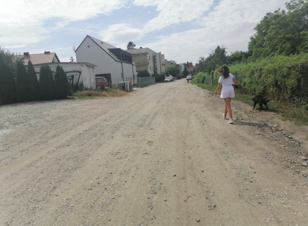 "Tu są metrowe dziury". Mieszkańcy ulicy Chrzanowskiego błagają o asfalt - fot. Joanna Jaros