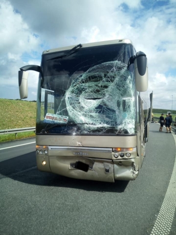 Groźny wypadek w Szymanowicach. Autobus zderzył się z osobówką [ZDJĘCIA]