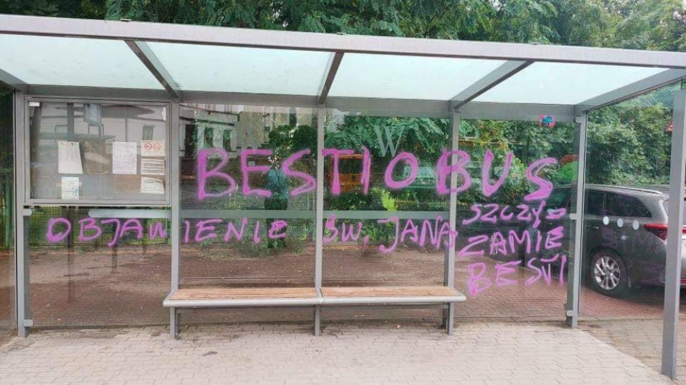 "Szczepciobusa" nazwali "Bestiobusem". Nieznani sprawcy zniszczyli przystanek MPK - fot. MPK Wrocław/facebook