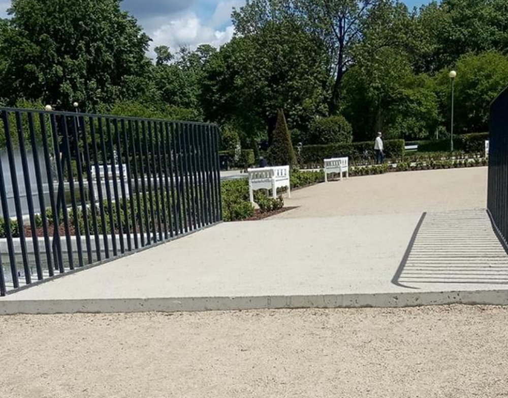 Legnica: Odnowili park, zapomnieli o podjazdach dla osób niepełnosprawnych - fot. radna Krzeszewska