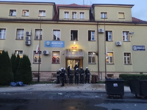 Śmierć młodego mężczyzny w Lubinie. Zamieszki przed komisariatem [AKTUALIZACJA] - 15