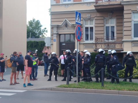 Śmierć młodego mężczyzny w Lubinie. Zamieszki przed komisariatem [AKTUALIZACJA] - 16