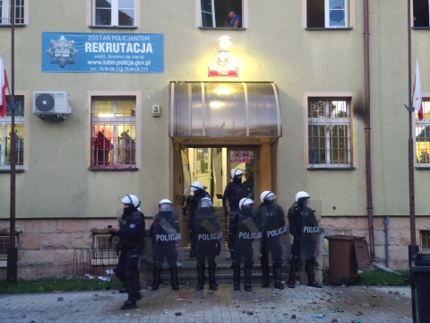 Śmierć młodego mężczyzny w Lubinie. Zamieszki przed komisariatem [AKTUALIZACJA] - 18