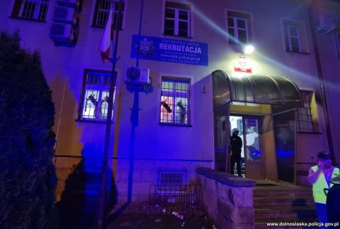 Śmierć młodego mężczyzny w Lubinie. Zamieszki przed komisariatem [AKTUALIZACJA] - 20